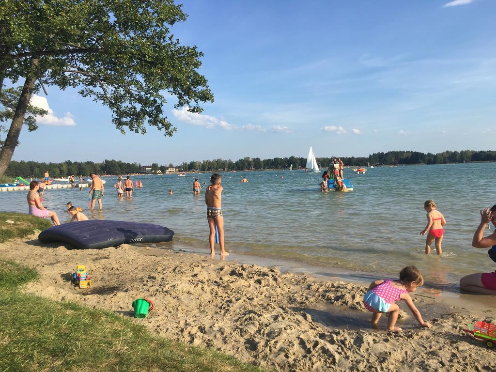 Hotel Bialy Dwor Okuninka Bagian luar foto